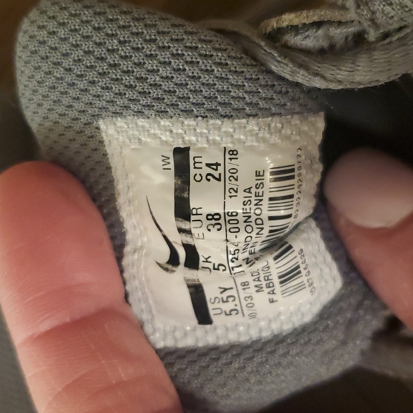 Boy's Nike Sneakers - Picture 4 of 4